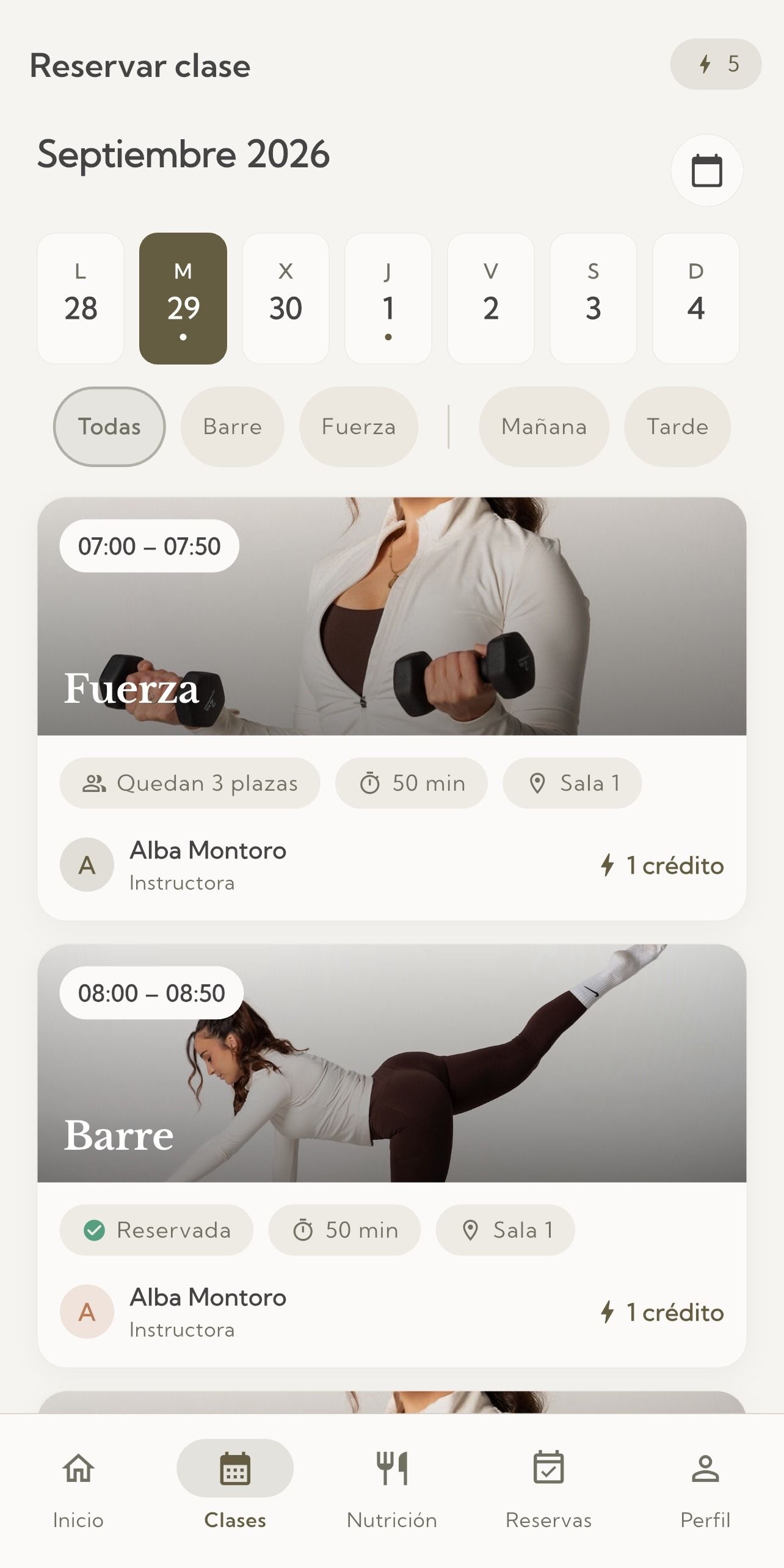 Pantalla «Reservar clase» de la app Monfit: calendario semanal y clases de Fuerza y Barre con plazas libres